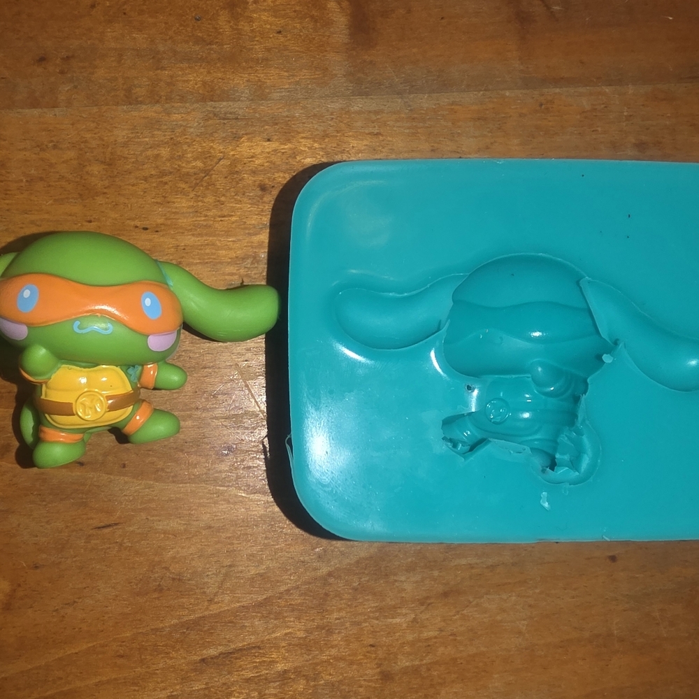 Hello Kitty Teenage Mutant Ninja Turtles Michaelangelo Cinnamon Roll Baking Mold